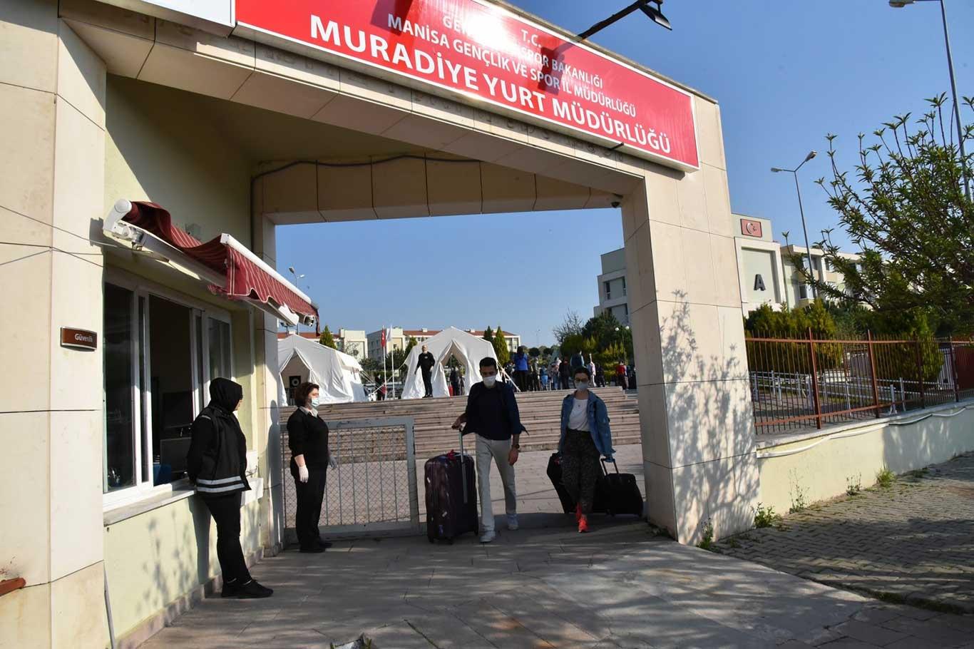 Manisa'da karantina süresi dolan 318 kişi evlerine uğurlandı Manisa'da karantina süresi dolan 318 kişi evlerine uğurlandı